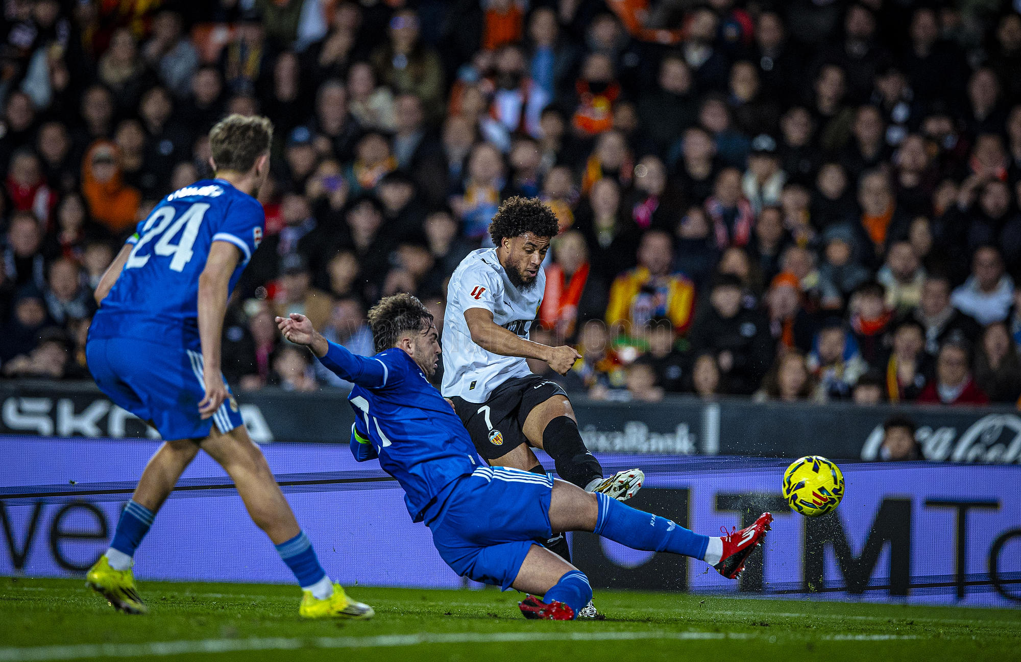 Real Madrid vence 2-0 al Valencia: ¡Goles y Liderato!